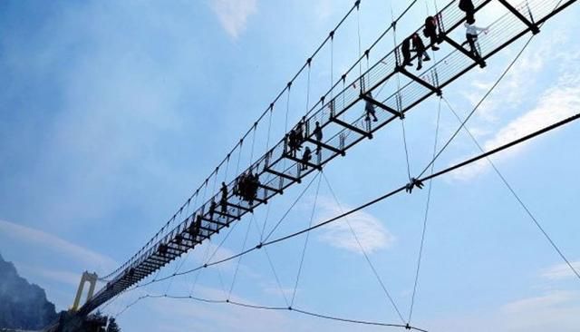В Китае открыли самый высокий стеклянный мост: захватывающие фото