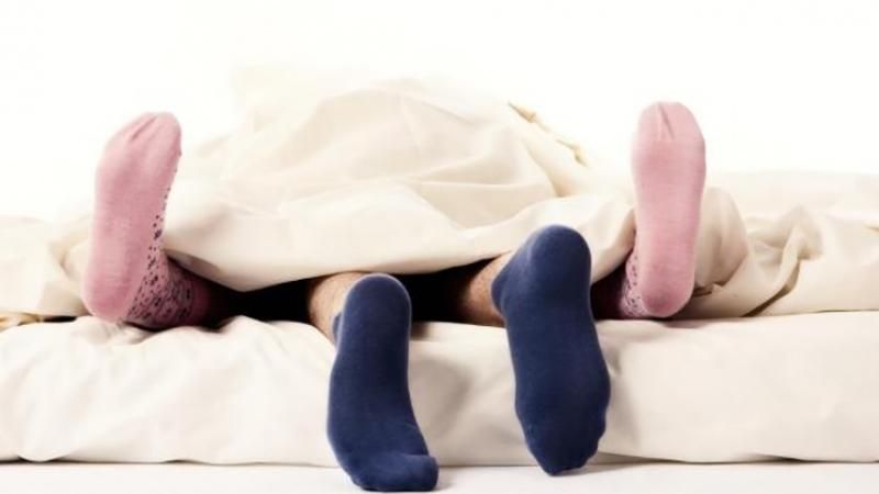 Почему мужчины, которые одевают носки на ночь, являются лучшими любовниками: объяснение ученых