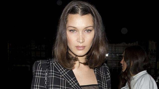 Белла Хадид засветила грудь в прозрачном топе: фото