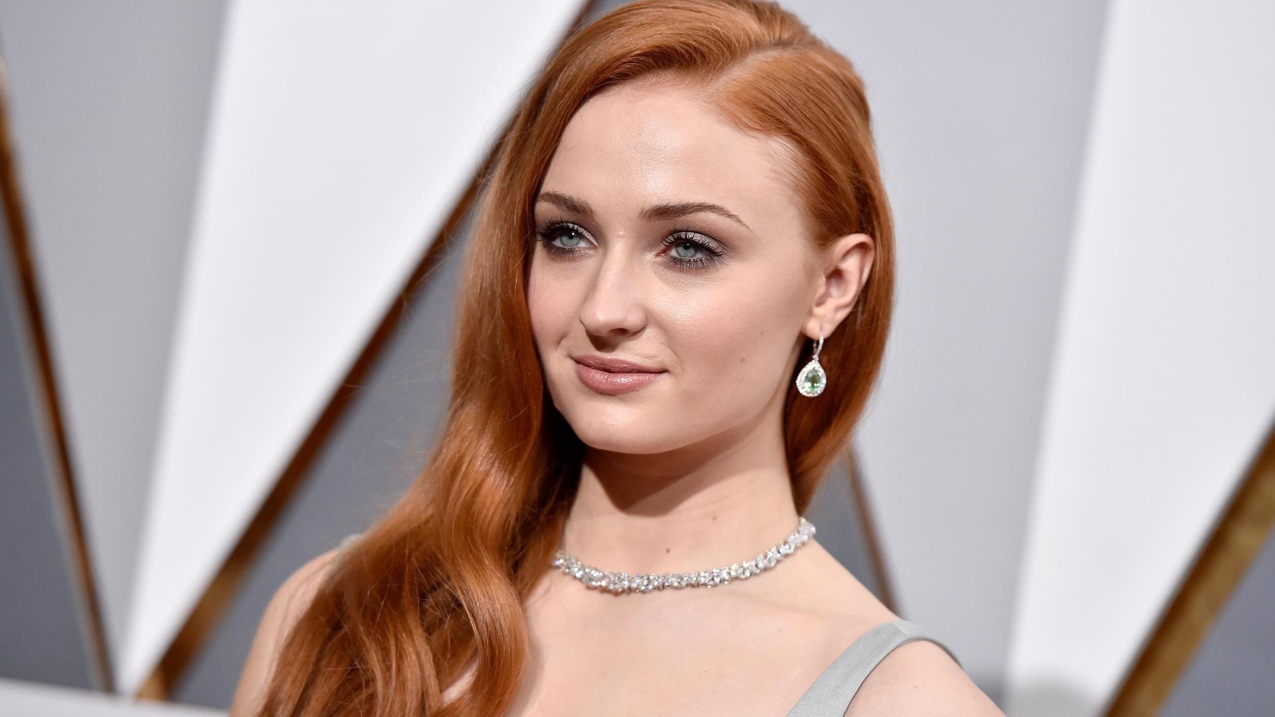 Звезда "Игры престолов" украсила руку новой татуировкой: миловидное фото Звезда "Игры престолов" украсила руку новой татуировкой: миловидное фото