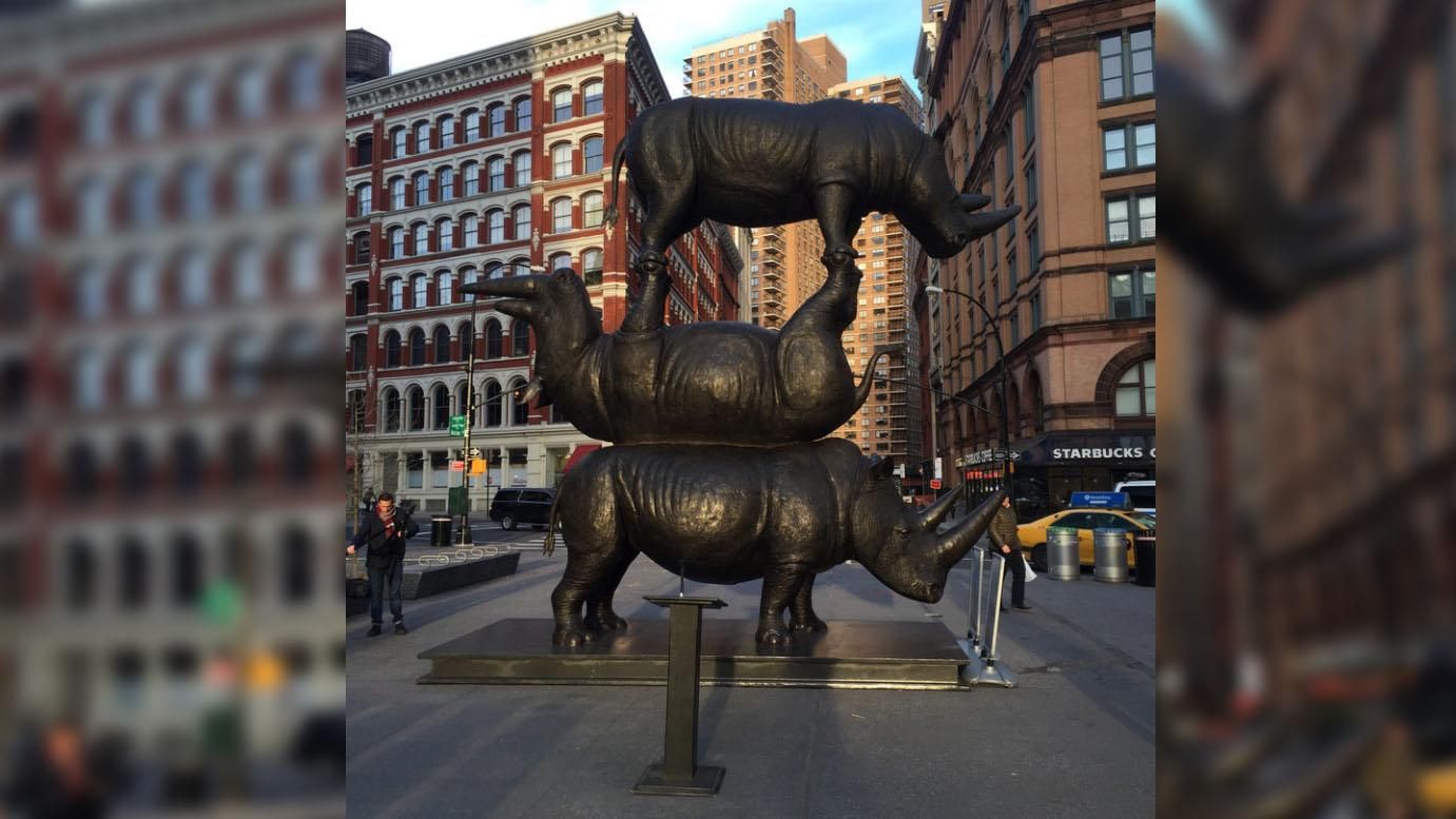 В Нью-Йорке установили памятник последним белым носорогам на планете: фото, видео
