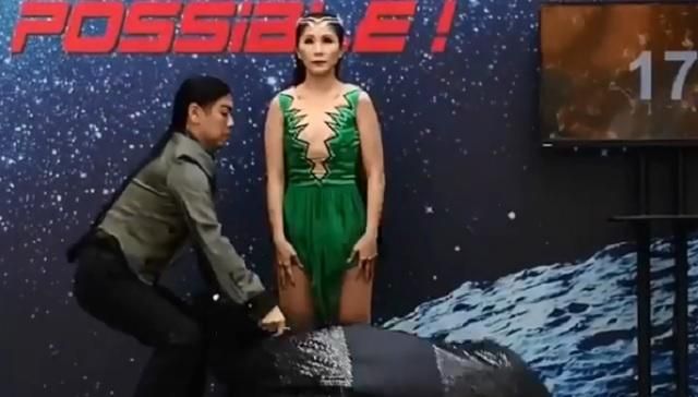 Иллюзионистка удивила рекордным количеством переодеваний за 30 секунд: впечатляющее видео Иллюзионистка удивила рекордным количеством переодеваний за 30 секунд: впечатляющее видео