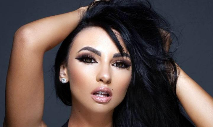 Как выглядит пышногрудая модель Playboy из Крыма, которая любит позировать с символикой СССР