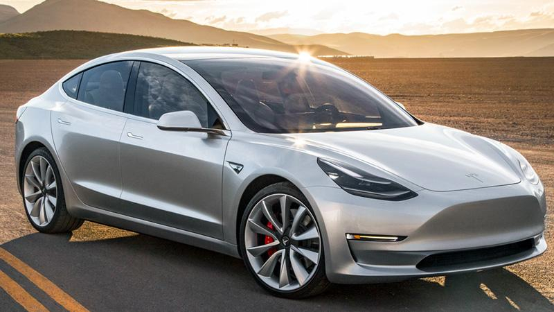 Разряженный электрокар Tesla смог доехать до электростанции: видеофакт