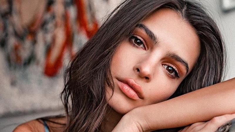 Модель Емілі Ратажковскі засвітила ідеальний прес в топі: фото Модель Емілі Ратажковскі засвітила ідеальний прес в топі: фото