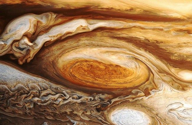 "Розовая" буря на Юпитере: NASA показало невероятный снимок