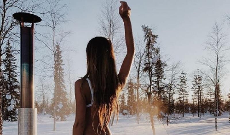 У крихітному купальнику на сильному морозі: шалені фото французької моделі