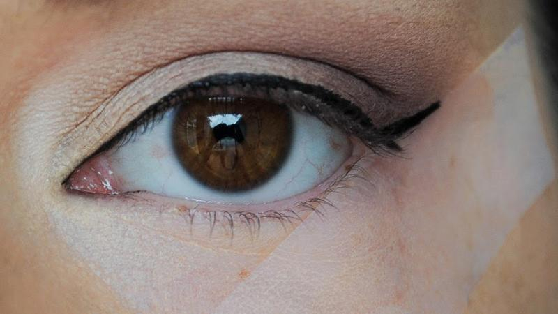 Косметический бренд выпустил скотч для идеального макияжа: фото