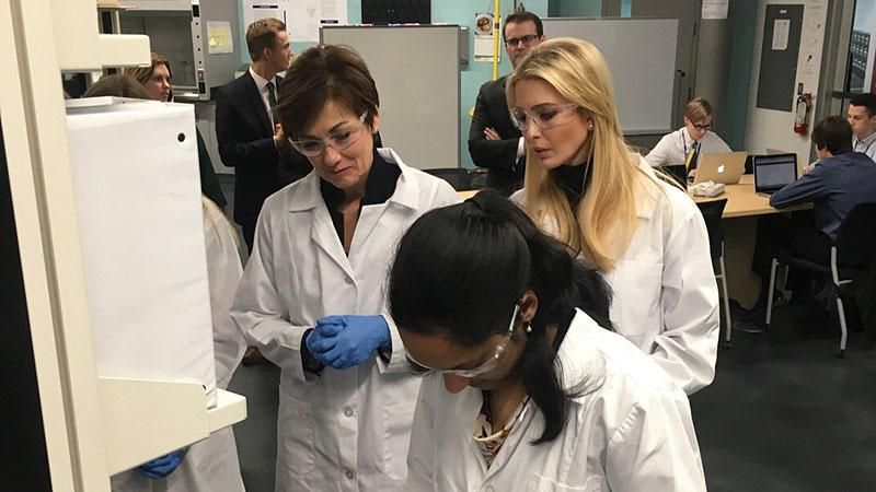 Иванка Трамп примерила образ ученых: яркие фото Иванка Трамп примерила образ ученых: яркие фото