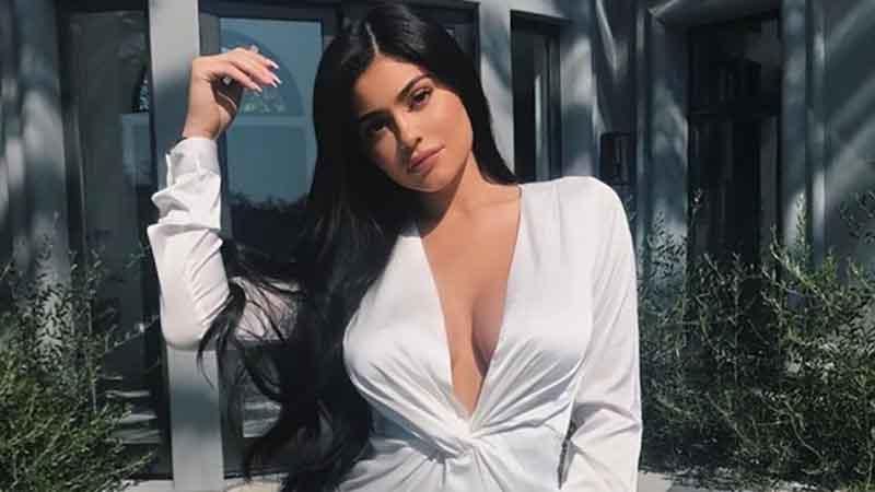 Кайли Дженнер показала, что помогает ей сохранять стройную талию после родов Кайли Дженнер показала, что помогает ей сохранять стройную талию после родов