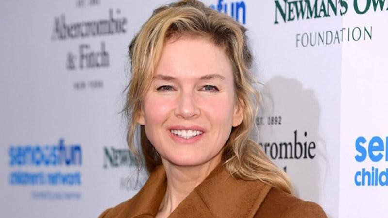 Акторка Рене Зеллвегер змінилась до невпізнання для кінострічки: перший трейлер та фото Акторка Рене Зеллвегер змінилась до невпізнання для кінострічки: перший трейлер та фото