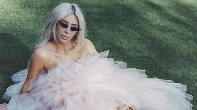 Кім Кардашян у пишній рожевій сукні знялася для глянцю: гламурні фото Кім Кардашян у пишній рожевій сукні знялася для глянцю: гламурні фото