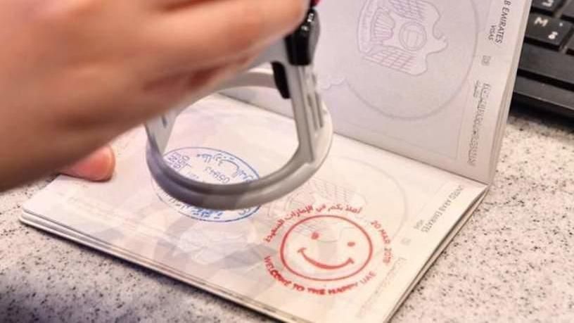 В Дубае туристам в паспортах поставили смайлы, вместо печати: курьезные фото