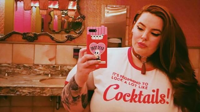 Пышнотелая модель Тесс Холлидей в игривой съемке показала фигуру: фото Пышнотелая модель Тесс Холлидей в игривой съемке показала фигуру: фото