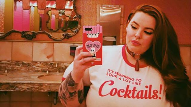 Пышнотелая модель Тесс Холлидей в игривой съемке показала фигуру: фото