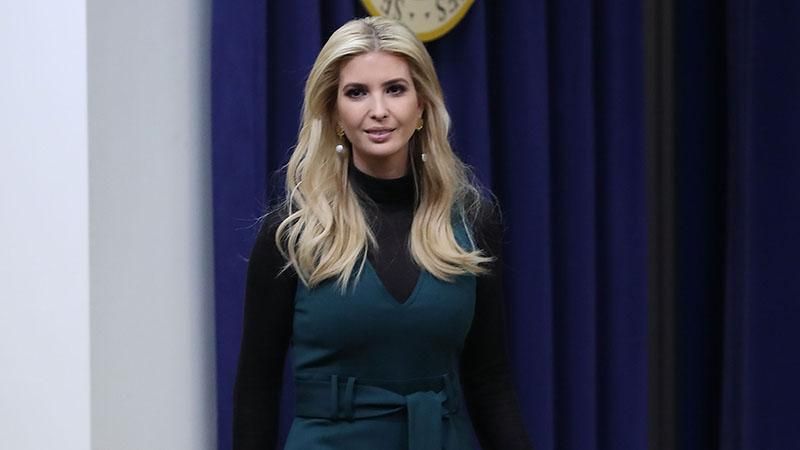 Иванка Трамп встретилась со студентами в стильном наряде: фото Иванка Трамп встретилась со студентами в стильном наряде: фото