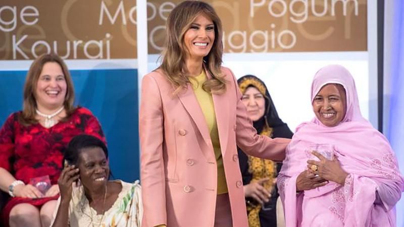 Мелания Трамп вручила американкам награды Women of Courage Awards: яркие фото, видео Мелания Трамп вручила американкам награды Women of Courage Awards: яркие фото, видео