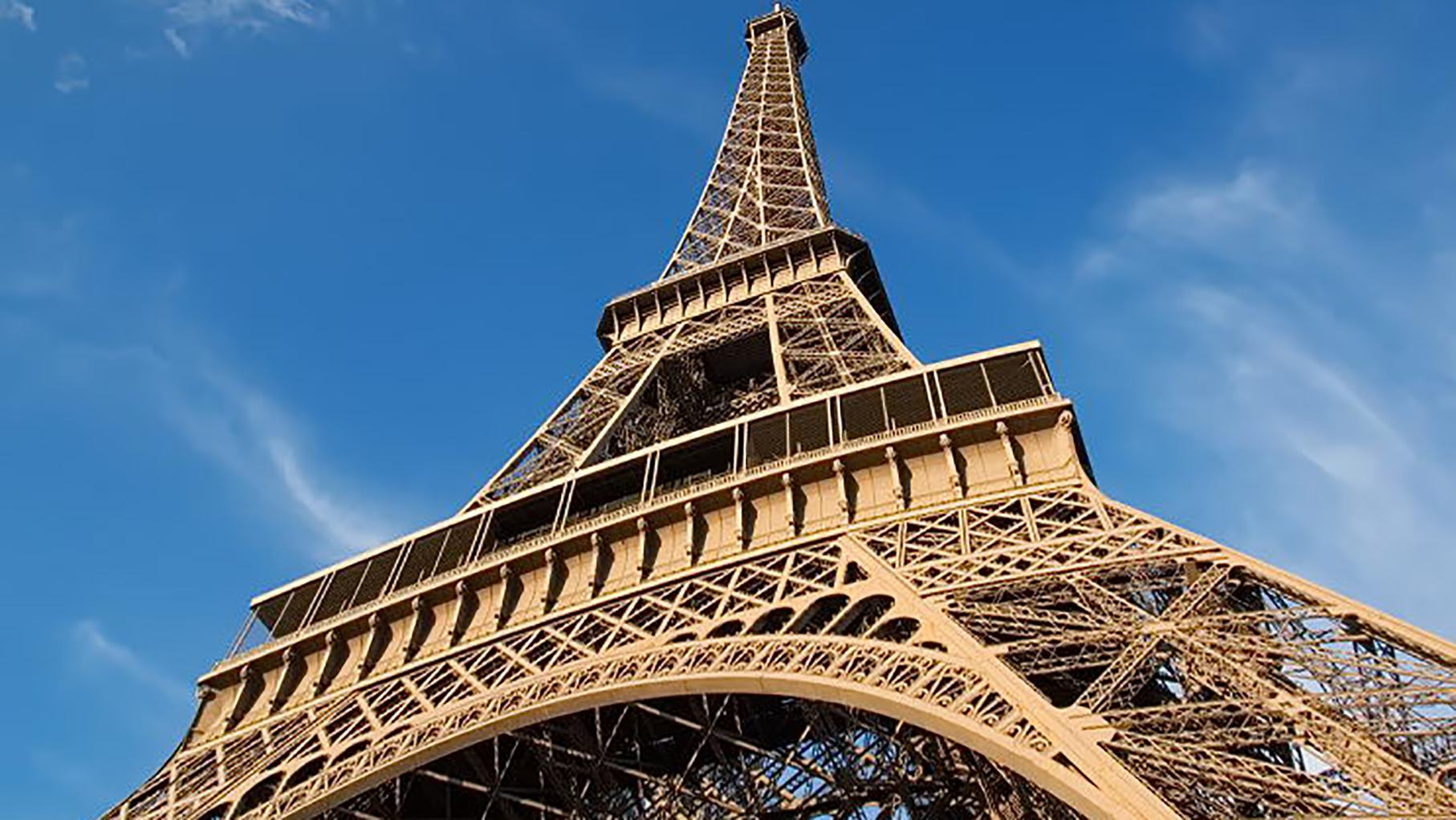 Эйфелеву башню покрасят в красный цвет
