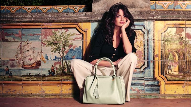 Пенелопа Крус снялась в яркой фотосессии для бренда сумок: фото