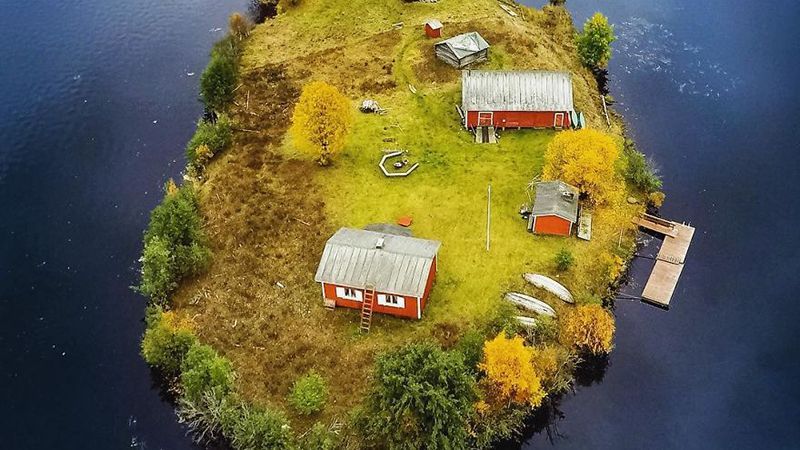 Фотограф показал, как меняются времена года на крошечном острове Фотограф показал, как меняются времена года на крошечном острове