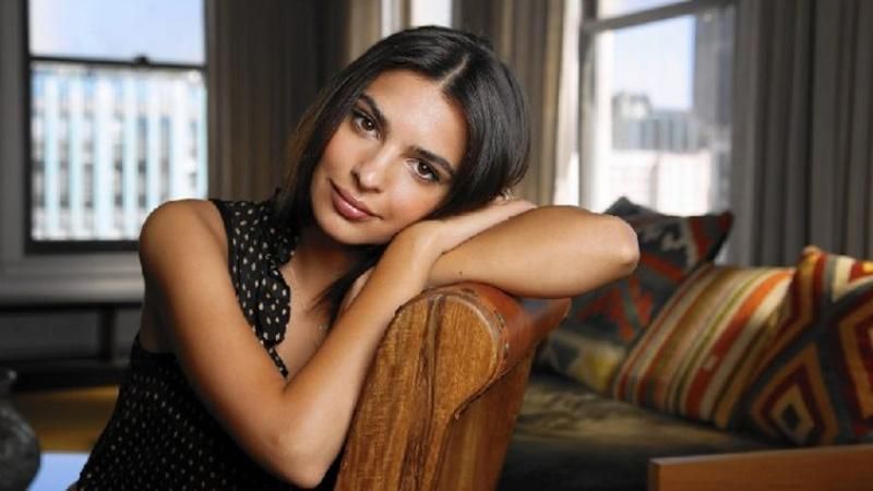 Модель Емілі Ратажковскі вразила ідеальним пресом: фото Модель Емілі Ратажковскі вразила ідеальним пресом: фото