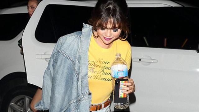 Селена Гомес примерила яркий образ в стиле 70-х: фото Селена Гомес примерила яркий образ в стиле 70-х: фото