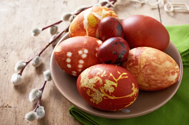 Як пофарбувати яйця цибулинням на Великдень Як пофарбувати яйця цибулинням на Великдень