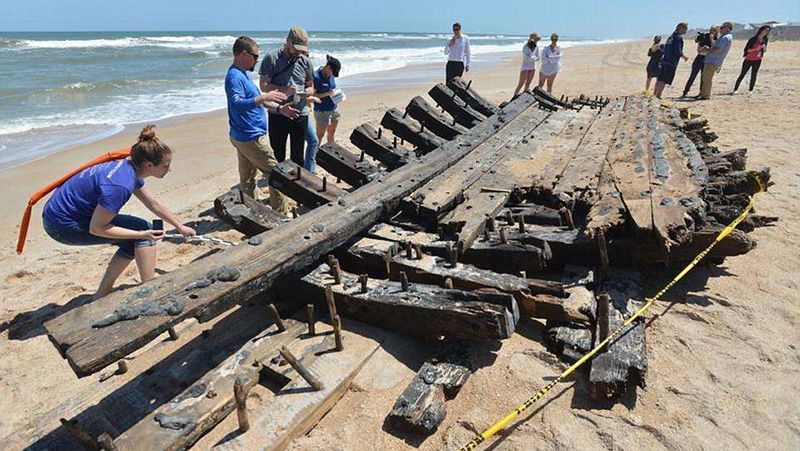 На узбережжі США знайшли уламки старовинного корабля: відео