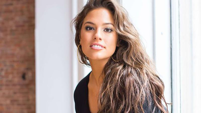 Модель plus-size Эшли Грэм примерила элегантный костюм с пикантным декольте: фото