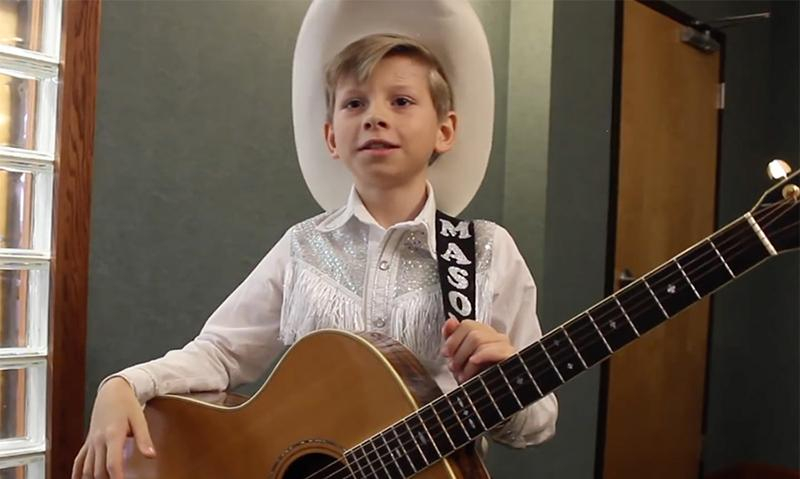 Школьник стал звездой сети после особого исполнения песни Хэнка Уильямса: курьезное видео