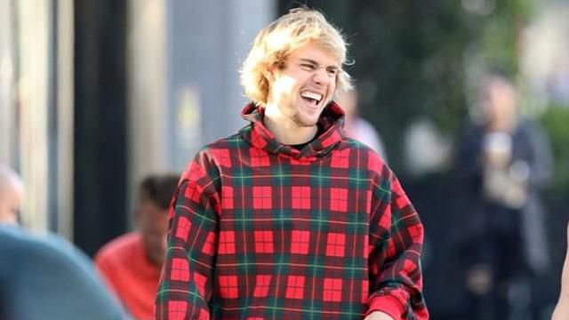 Джастін Бібер похизувався торсом у татуюваннях: фото Джастін Бібер похизувався торсом у татуюваннях: фото