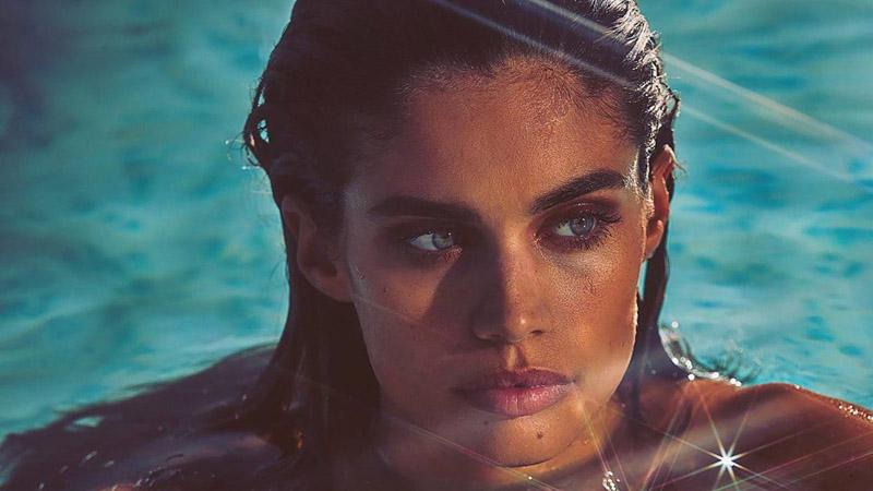 Модель Сара Сампайо снялась в пикантной фотосессии на пляже: фото