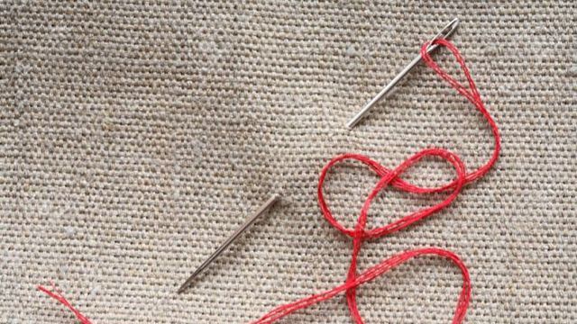 Как продеть нитку в иголку без лишних страданий: видео Как продеть нитку в иголку без лишних страданий: видео