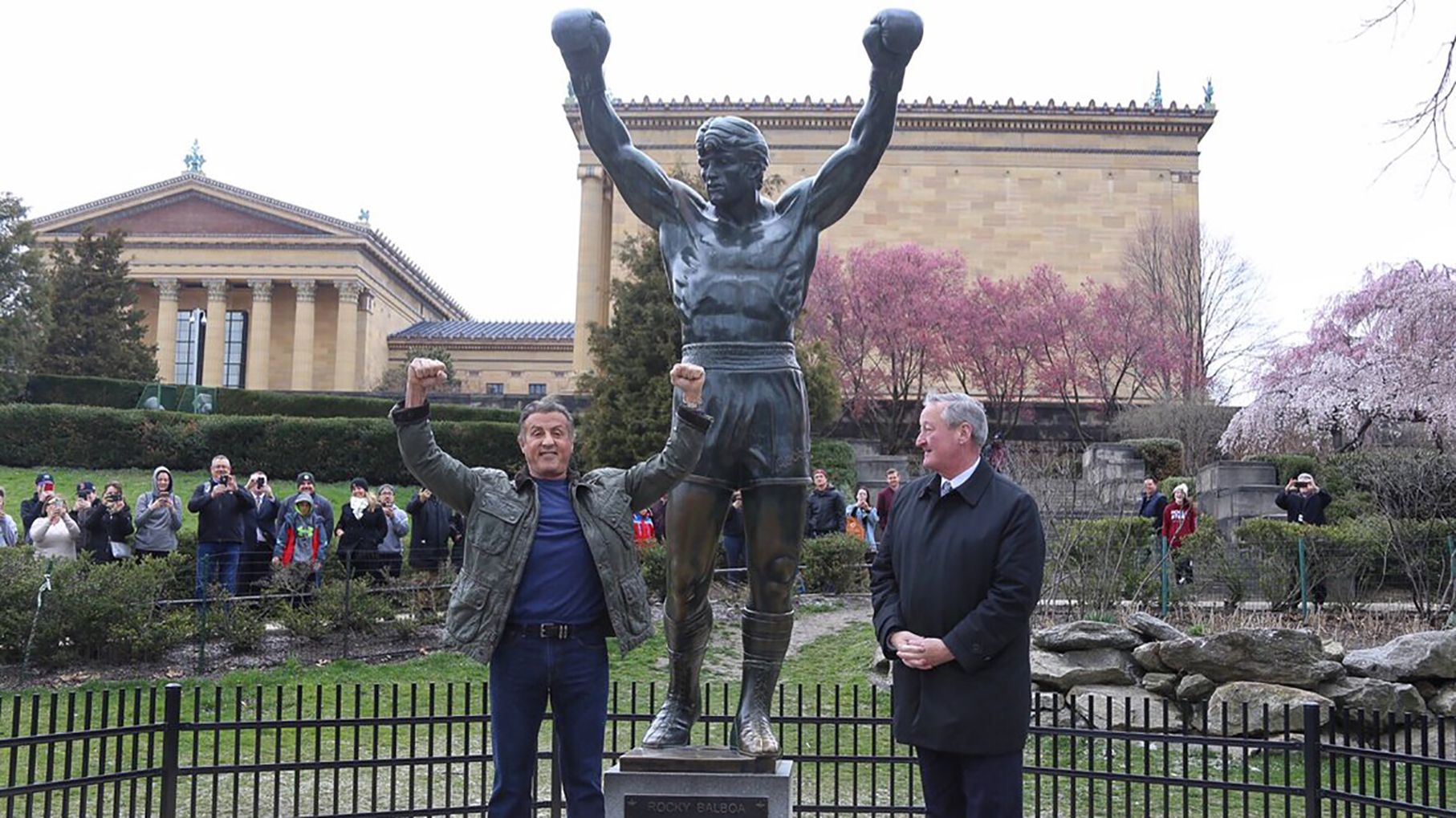 Сталлоне установил мемориальную доску возле памятника Рокки Сталлоне установил мемориальную доску возле памятника Рокки
