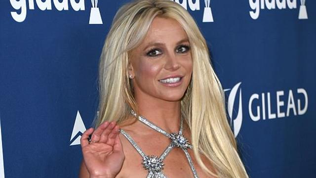 Бритни Спирс показала фигуру в крохотном платье: фото