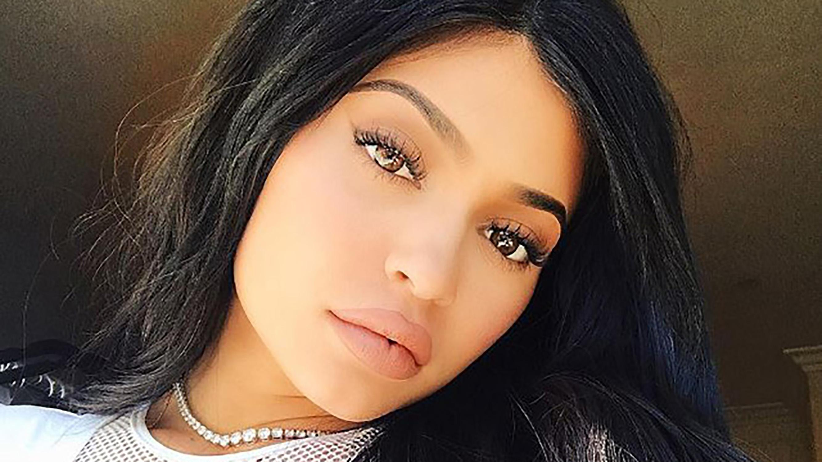 Звездная мамочка Кайли Дженнер показала идеальные формы на прогулке с дочкой