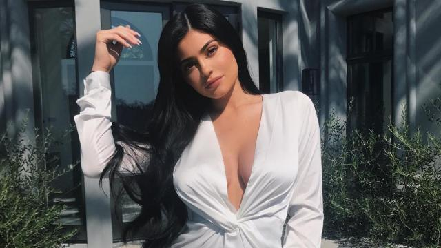 Кайли Дженнер поразила внезапной сменой имиджа: яркие фото