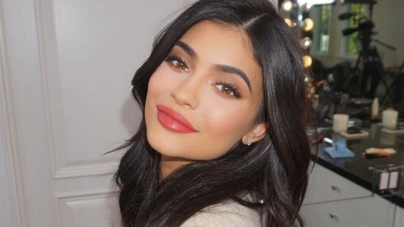 Кайли Дженнер показала соблазнительную фигуру в белье через 2 месяца после родов: фото