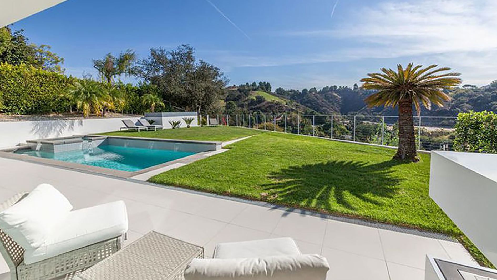 Мілла Йовович продає свій будинок у Беверлі-Хіллз за 4,5 мільйона доларів Мілла Йовович продає свій будинок у Беверлі-Хіллз за 4,5 мільйона доларів