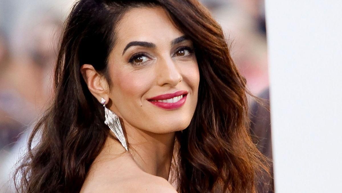 Откровенно и сексуально: Амаль Клуни появилась на вечеринке в кружевном красном топе