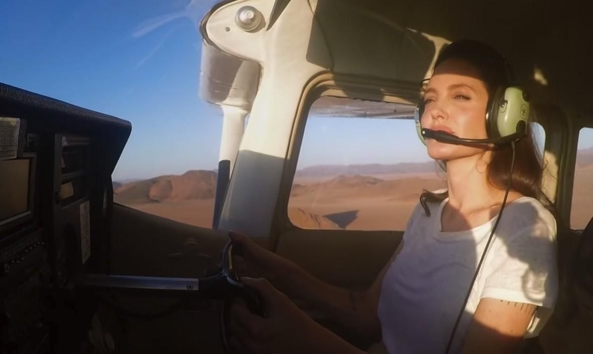 Анджелина Джоли показала, как умело управляет самолетом: зрелищное видео