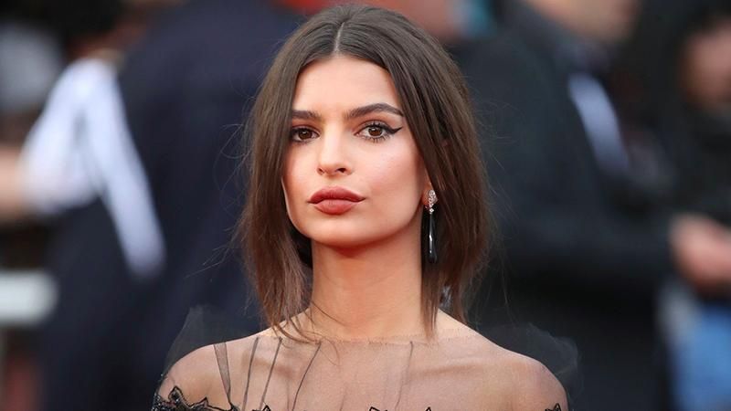 Модель Эмили Ратаковски поразила эффектным образом на кинопремьере: фото Модель Эмили Ратаковски поразила эффектным образом на кинопремьере: фото