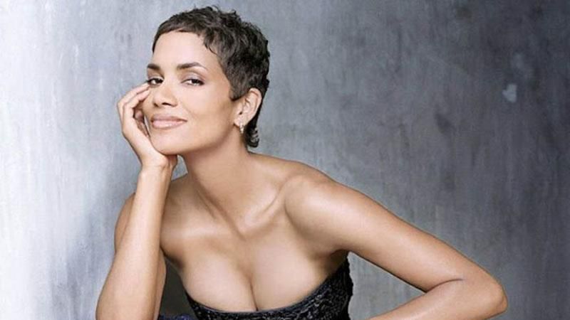 Геллі Беррі вбрала сукню з пікантним декольте: спокусливе фото Геллі Беррі вбрала сукню з пікантним декольте: спокусливе фото