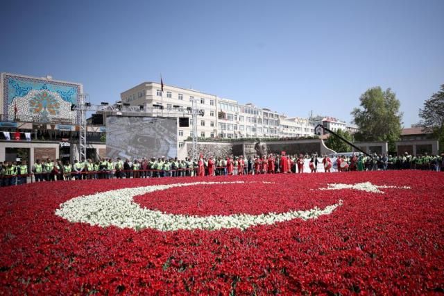 "Тюльпановий" рекорд: у Туреччині висадили найбільший у світі прапор
