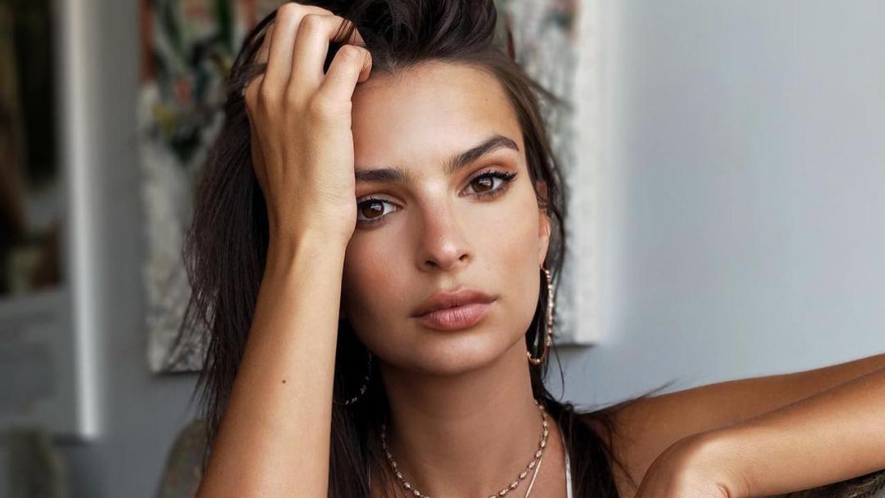 Эмили Ратаковски полностью обнажилась перед камерой 18+