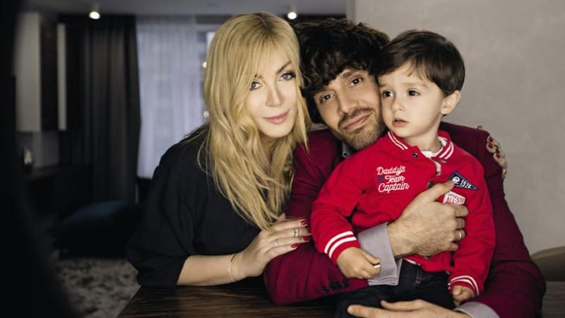 Ирина Билык с маленьким сыном и мужем впервые снялись для глянца: фото Ирина Билык с маленьким сыном и мужем впервые снялись для глянца: фото