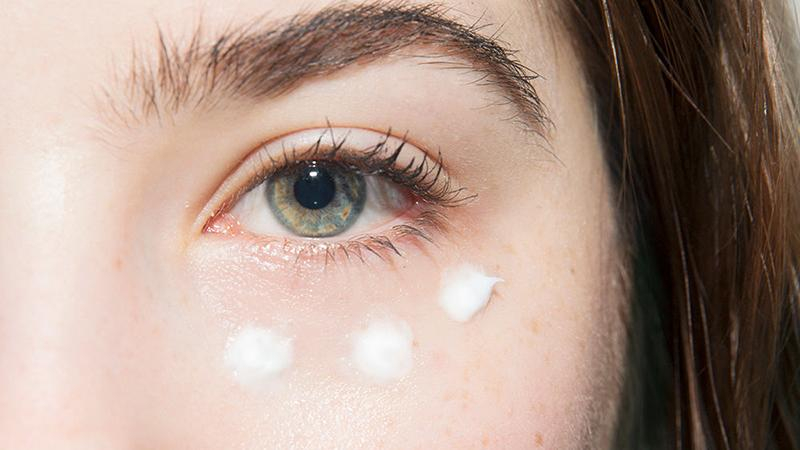 Когда лучше всего наносить крем для кожи вокруг глаз