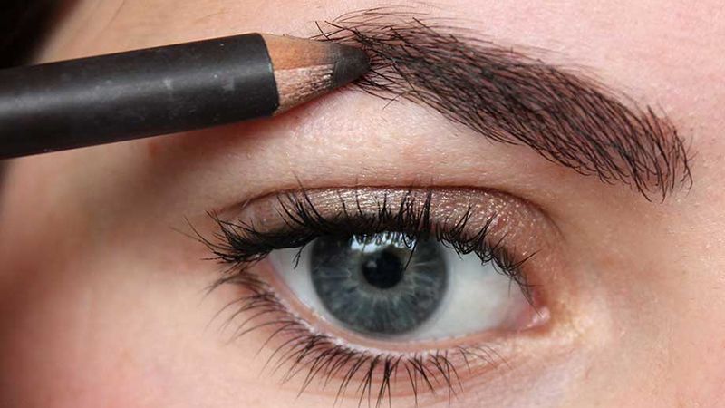 Как красить брови карандашом, тенями и хной: видео инструкция Как красить брови карандашом, тенями и хной: видео инструкция