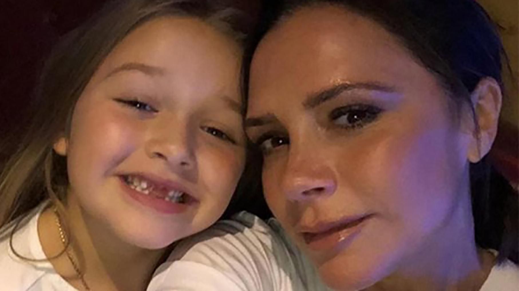 Донька Бекхемів розмалювала батьків: кумедні фото Донька Бекхемів розмалювала батьків: кумедні фото