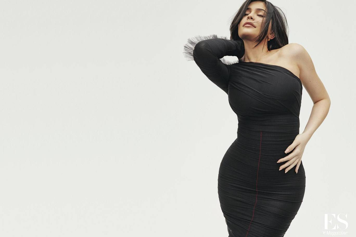 Кайли Дженнер примерила гламурные образы в сексуальной фотосессии